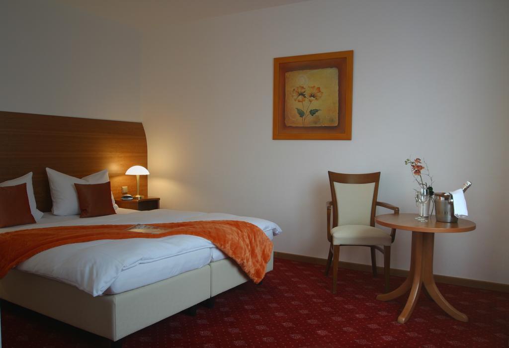Hotel Zur Pfalz カンデル エクステリア 写真